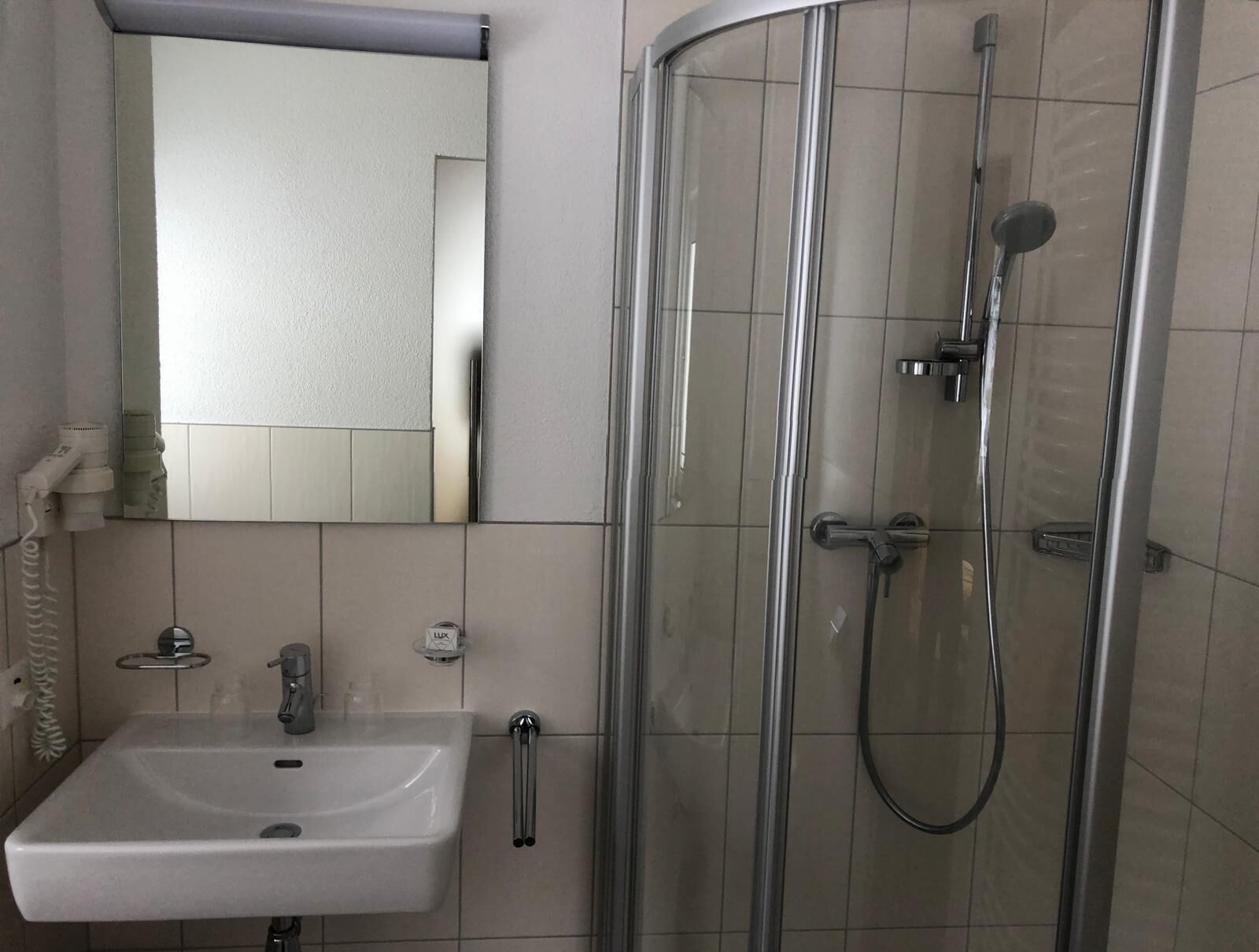 Comfort-Dreibettzimmer | Dusche im Bad