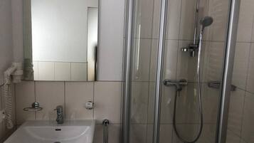 Comfort-Dreibettzimmer | Dusche im Bad