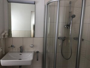 Comfort Triple Room | Bathroom shower - Garni Appartement Collina (Samnaun)