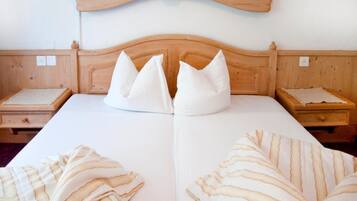 Schreibtisch, BĂŒgeleisen/BĂŒgelbrett, kostenloses WLAN