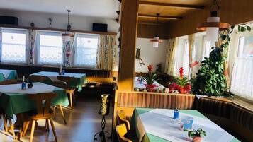 Sudah termasuk sarapan prasmanan setiap hari