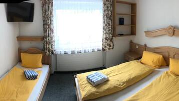 Kamar Triple Comfort | Meja kerja, setrika/meja setrika, dan Wi-Fi gratis