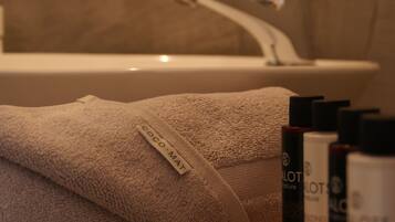 Apartment, 1 Bedroom, Sea View | Bathroom | Shower, rainfall showerhead, free toiletries, towels