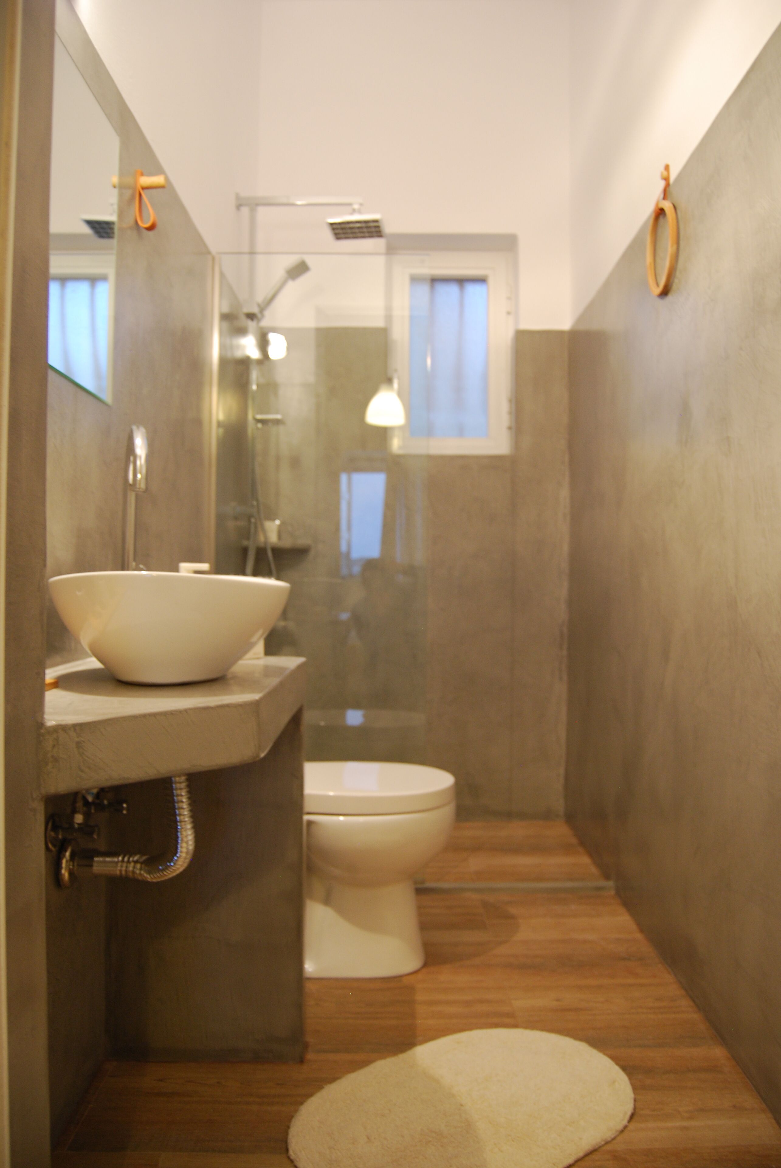 Studio | Badkamer | Een douche, een regendouche, gratis toiletartikelen, handdoeken