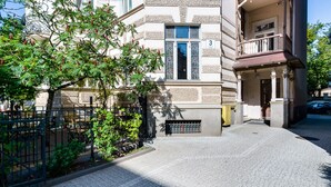 A building with a traditional architectural style, featuring a balcony and a door marked with the number 3. - Elite Apartments Sopot Zacisze (Gdansk)