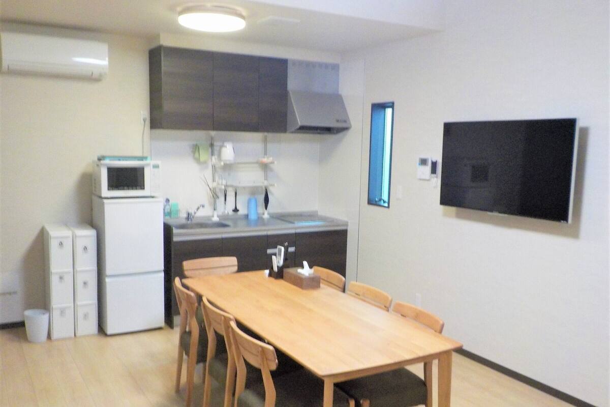 Huis (Building G) | Woonruimte | Flatscreentelevisie