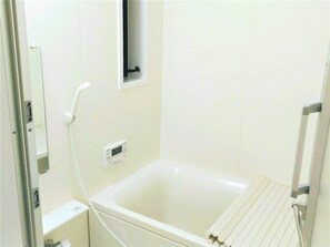 Building G | Bathroom | Separate bathtub and shower, free toiletries, hair dryer, slippers - Purpose Resort Echigo Yuzawa「KURA」 (Yuzawa)