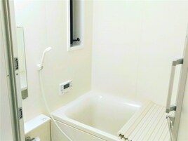 Bañera y ducha independientes, artículos de tocador gratuitos