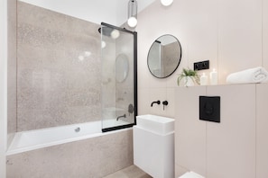 Premier Apartment, 1 Bedroom (Blush) | Bathroom | Shower, rainfall showerhead, hair dryer, towels - Elite Apartments Old Town Ogarna Premium (Gdansk)