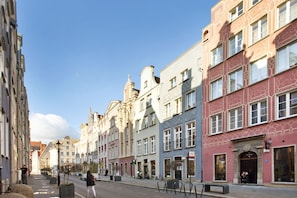 Calle con edificios de grandes ventanales y diversos estilos arquitectónicos.
