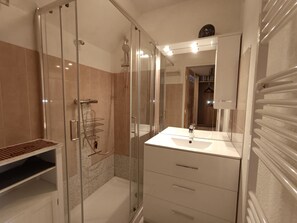 Bathroom - Cozy renovated studio, ski-in/ski-out, pets allowed (Montgenèvre)