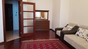 Leilighet – comfort | Oppholdsrom | En 43-tommers LED-TV med Parabol-TV samt TV