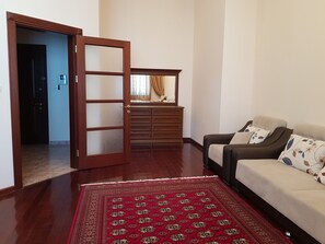 Comfort appartement | Woonkamer | Een 43-inch ledtelevisie met satellietzenders en televisie