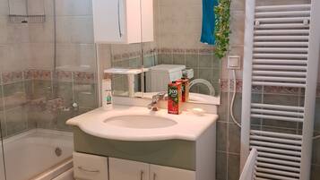 Comfort Apartment | Bathroom | Bathtub, free toiletries, hair dryer, electronic bidet