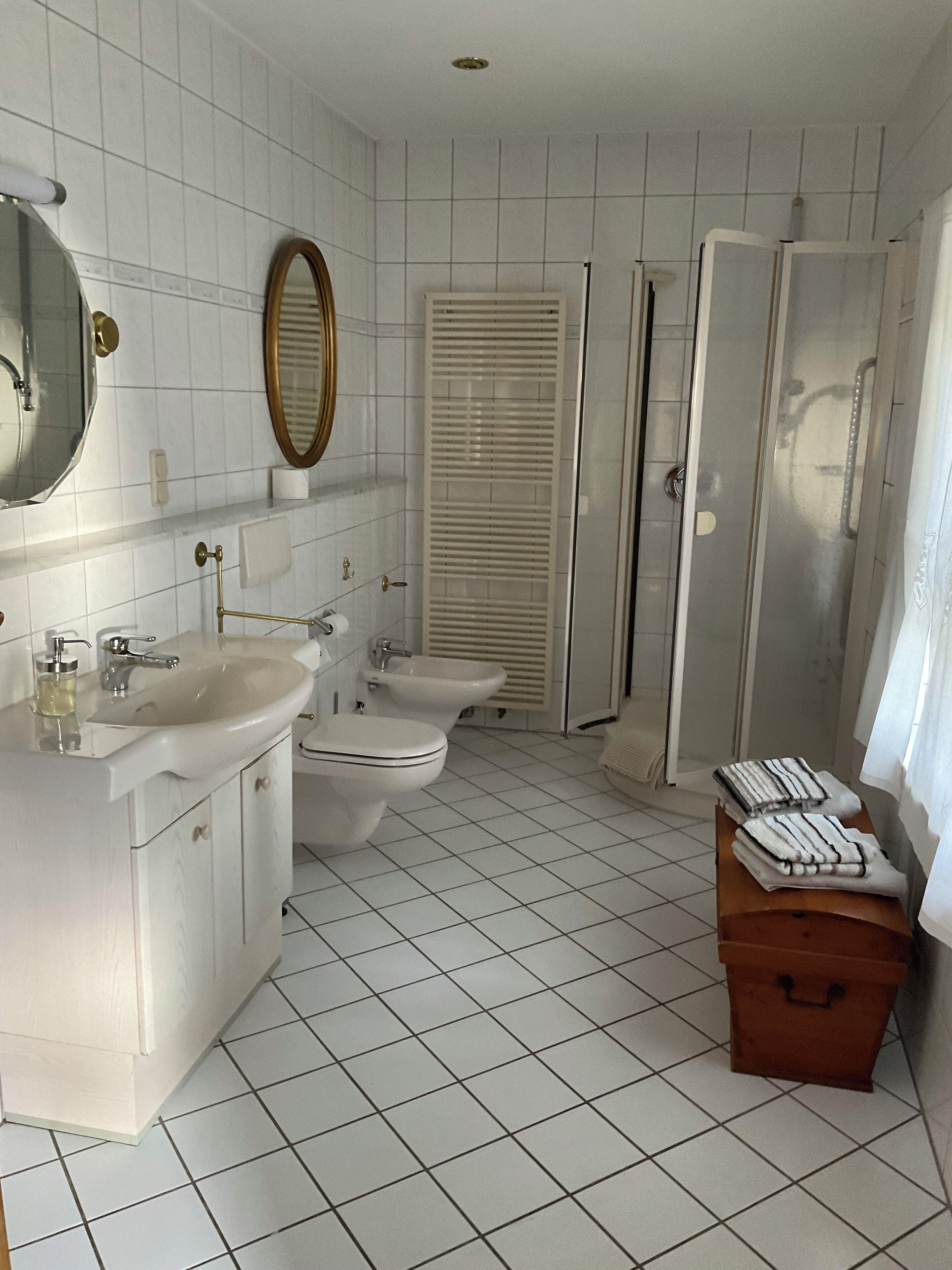 Een douche, een haardroger, handdoeken