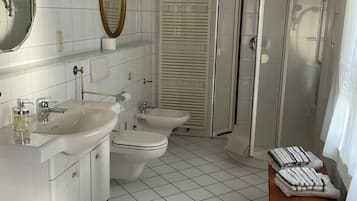 Een douche, een haardroger, handdoeken
