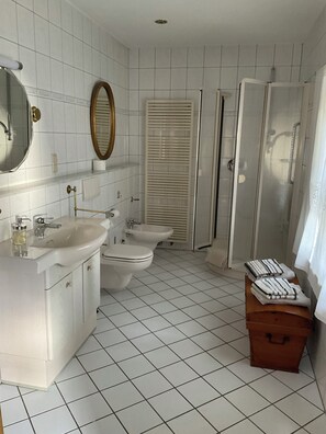 Een douche, een haardroger, handdoeken