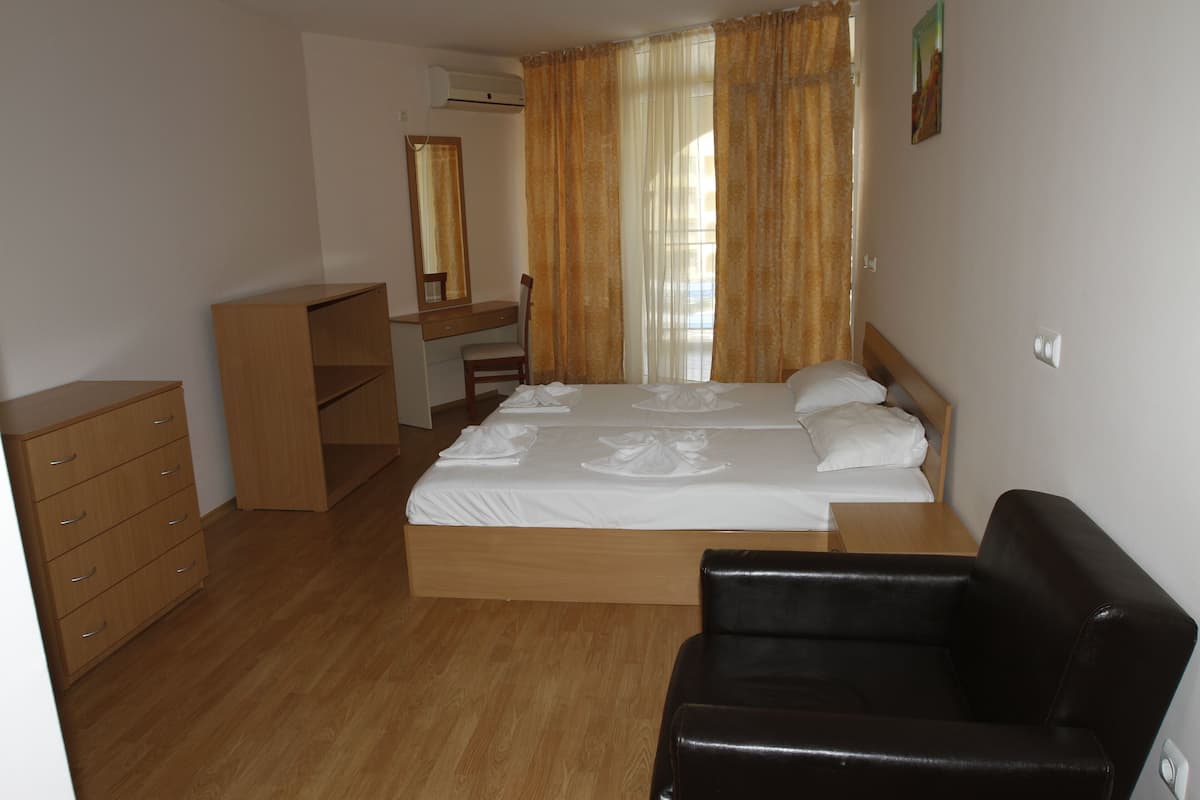 1 bedroom, desk, laptop workspace, blackout drapes