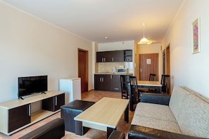 Appartement, 1 slaapkamer, kitchenette | Woonruimte | Een 25-inch flatscreentelevisie met kabelzenders en televisie