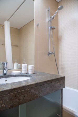 Badewanne, Haartrockner, Handtücher