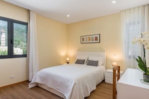 3 bedrooms, desk, iron/ironing board, travel cot