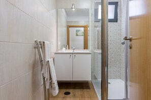 Shower, hair dryer, towels, toilet paper - Villa Teresa/1 by Atlantic Holiday (São Vicente)