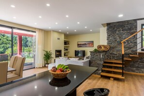 Smart TV, fireplace - Villa Teresa/1 by Atlantic Holiday (São Vicente)