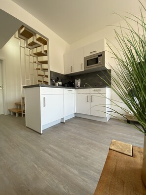 ثلاجة، فرن، موقد طهي مسطح، ماكينة لصنع القهوة/الشاي