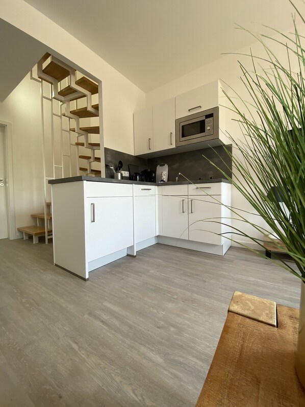 Kühlschrank, Ofen, Herdplatte, Wasserkocher mit Kaffee-/Teezubehör