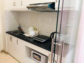 Fridge, microwave, cookware/dishes/utensils - 7S Hotel Minami Ho Chi Minh City Apartments (Ho Chi Minh City)