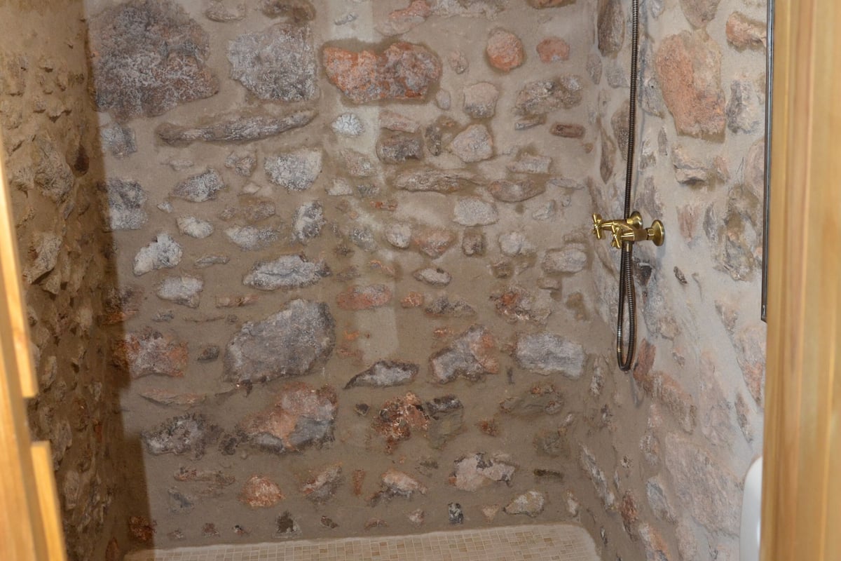 sauna, hot tub, deep-tissue massages, prenatal massages, sports massages