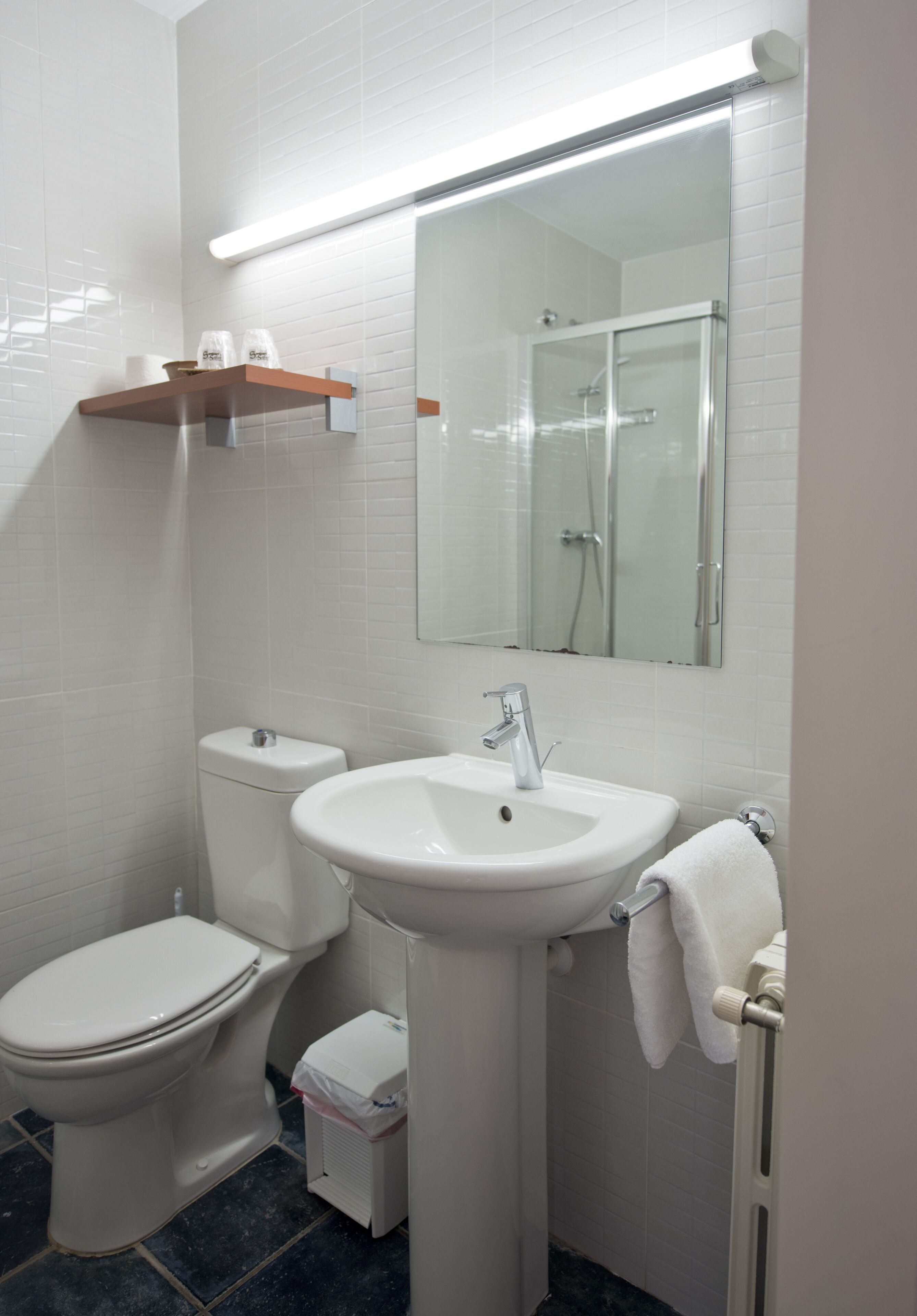 deluxe double room, 1 bedroom, non smoking | bathroom | shower, rainfall showerhead, hair dryer, towels