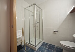 Deluxe Double Room, 1 Bedroom, Non Smoking | Bathroom | Shower, rainfall showerhead, hair dryer, towels