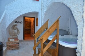 Een sauna, een bubbelbad, diepe bindweefselmassages