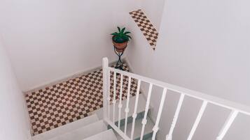 Eine Treppe mit weißen Geländern und einem Schachbrettmuster.
