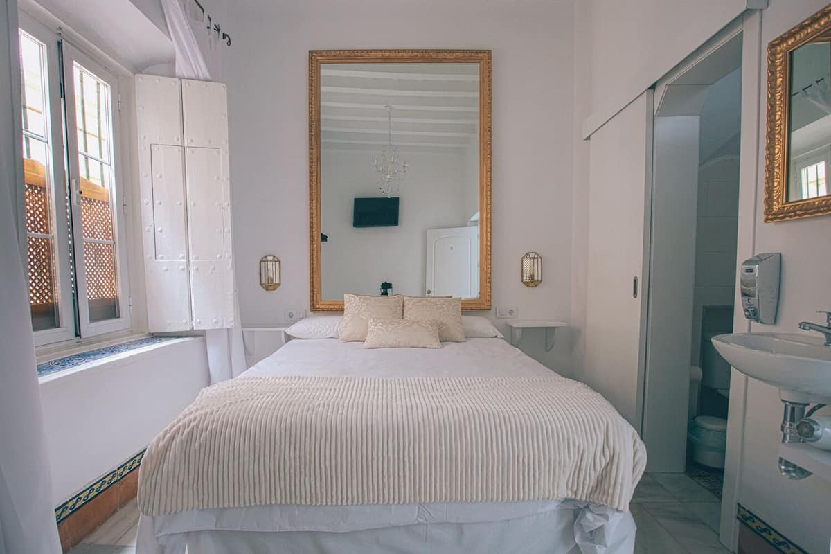 Basic Double Room | Gebar bulu kapas, peti besi dalam bilik, meja