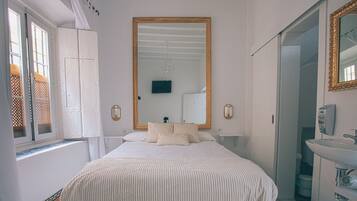 Basic Double Room | Gebar bulu kapas, peti besi dalam bilik, meja