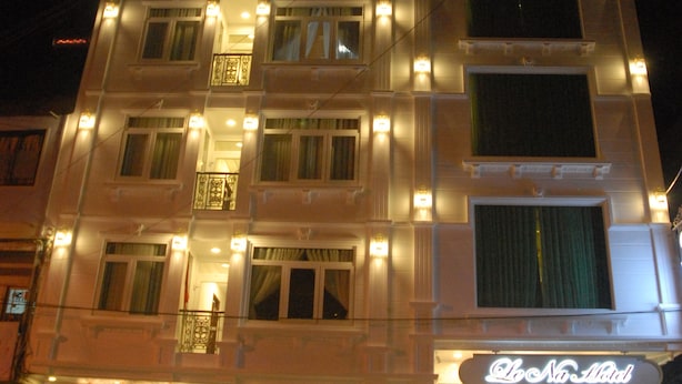 A hotel with multiple floors, balconies, and a well-lit facade. - 7S Hotel Le Na (Cam Ly - Da Lat)