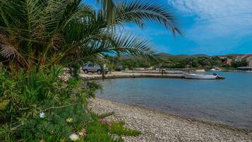Casa familiar | Playa | Playa en los alrededores, camastros y bar en la playa