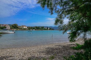 Beach nearby, sun-loungers, beach bar