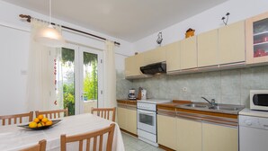 House, 4 Bedrooms | Private kitchen | Coffee/tea maker, fridge, microwave, oven