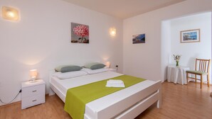 House, 4 Bedrooms | 4 bedrooms, iron/ironing board, free WiFi, bed sheets