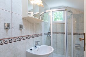 House, 4 Bedrooms | Bathroom | Shower, hair dryer, towels, soap