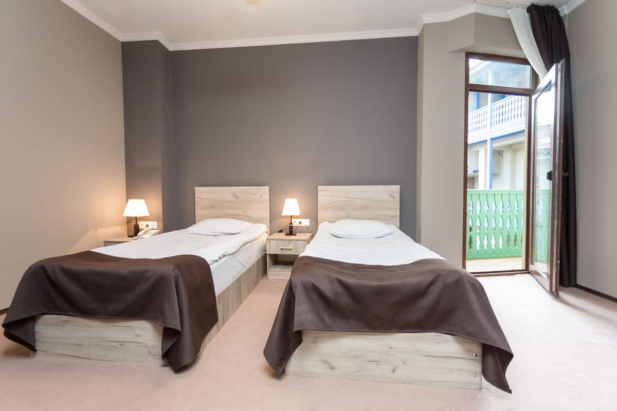 Comfort-Dreibettzimmer, Balkon, Bergblick | Hochwertige Bettwaren, Minibar, Zimmersafe, individuell dekoriert