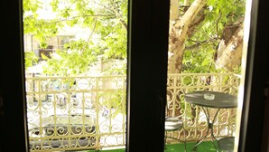 أغطية فراش متميزة وميني بار وخزنة داخل الغرفة وستائر تعتيم