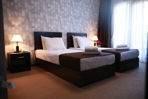 舒适双床房, 庭院景观 | 高档床上用�品、迷你吧、客房内保险箱、特色装修