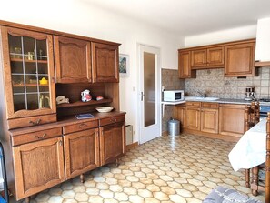 Kjøleskap, ovn, kokeplater og kaffetrakter/tekoker