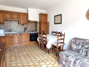 Fridge, oven, stovetop, coffee/tea maker