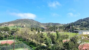 A tennis court surrounded by trees and hills. - Port-Vendres: T2 with terrace and parking (Port-Vendres)