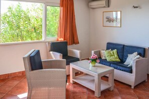 Villa | Wohnbereich | Fernseher